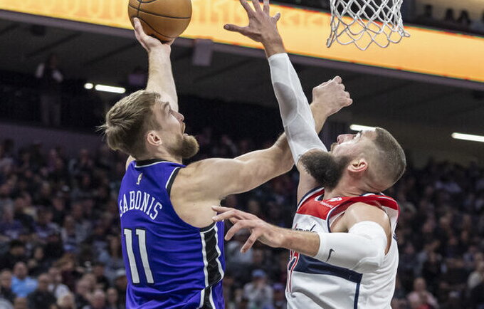 D.Sabonis pranoko J.Valančiūną (Scanpix nuotr.)