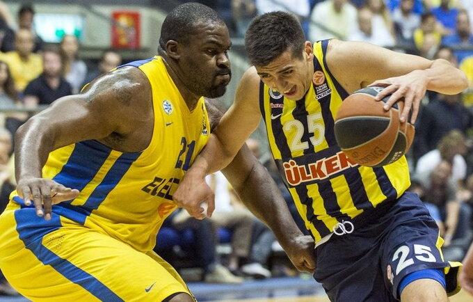 K.Sipahi palieka „Fenerbahce“ ekipos gretas (Scanpix nuotr.)
