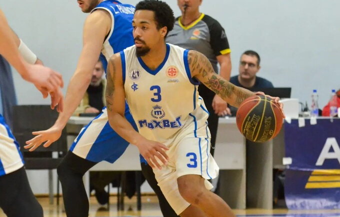 J.Davisas keliasi į LKL