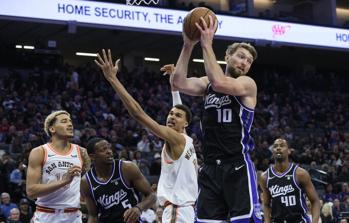 D.Sabonis žibėjo prieš V.Wembanyamą (Scanpix nuotr.)