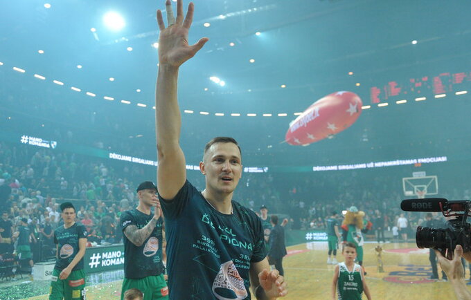 P.Jankūnas dėkojo draugui (Fotodiena.lt)