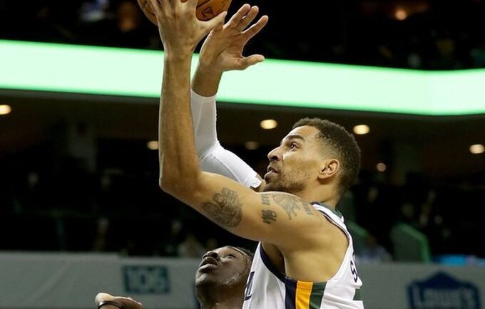 Th.Sefolosha žaidė su komandos naujoko tėvu (Scanpix nuotr.)