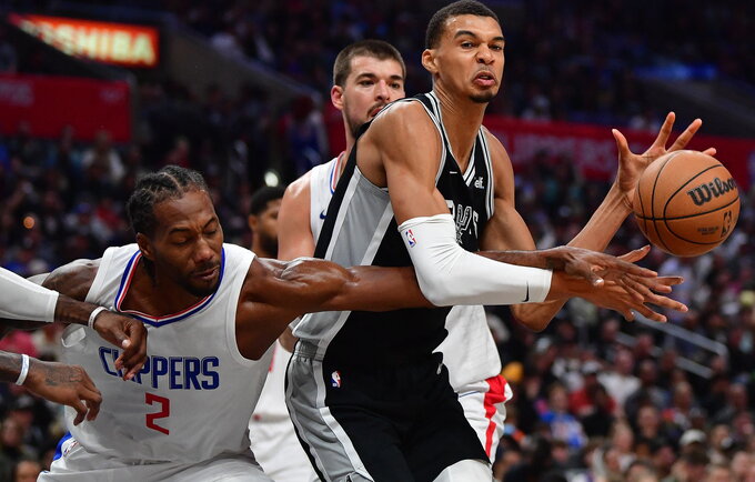 V.Wembanyamai žaisti prieš „Clippers“ buvo itin sudėtinga (Scanpix nuotr.)