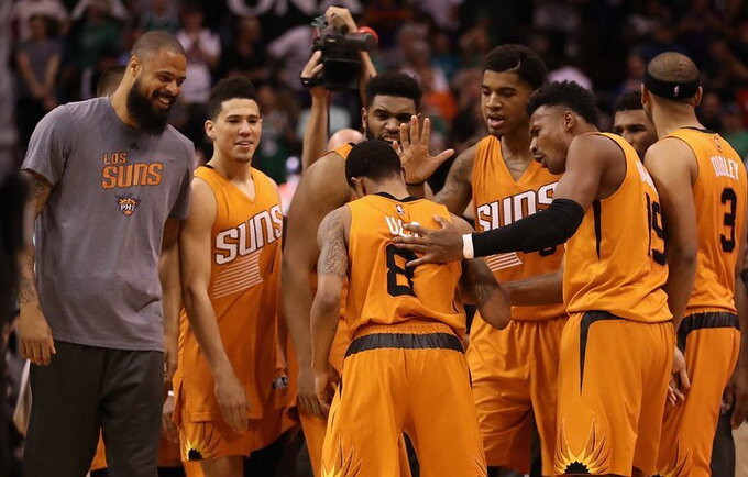 „Suns“ ekipa pagal amžių galėtų varžytis NCAA (Scanpix nuotr.)