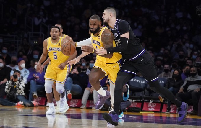 L.Jamesas nuvedė „Lakers“ į trečiąją pergalę paeiliui (Scanpix nuotr.)