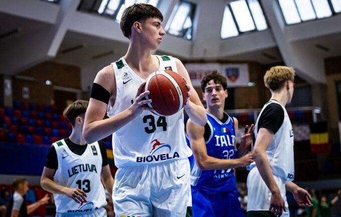 Vaikinai žengia tolyn (FIBA nuotr.)