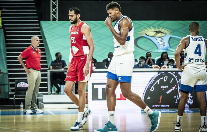 W.Tavaresą pristabdė S.Mejri (FIBA nuotr.)