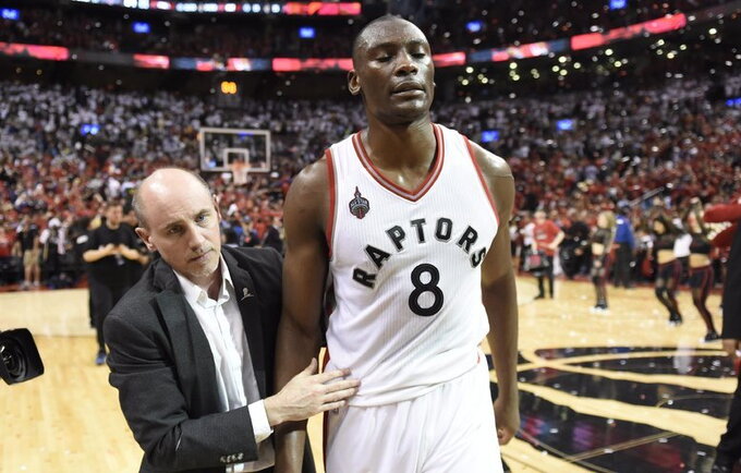 B.Biyombo puikiai sutaria su vyresniu tautiečiu (Scanpix nuotr.)
