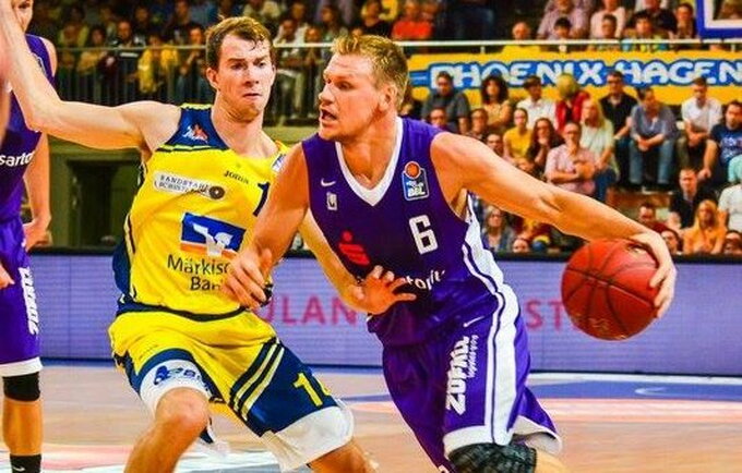 B.Veikalas įmetė 15 taškų