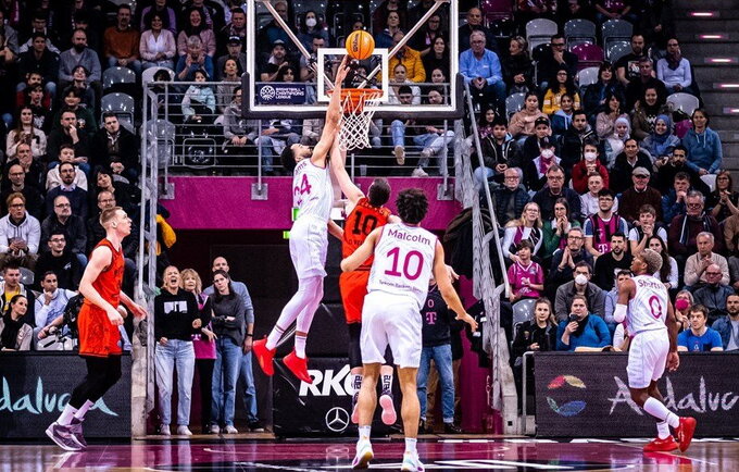 L.Uleckas po krepšiu buvo stabdomas varžovų (FIBA Europe nuotr.)