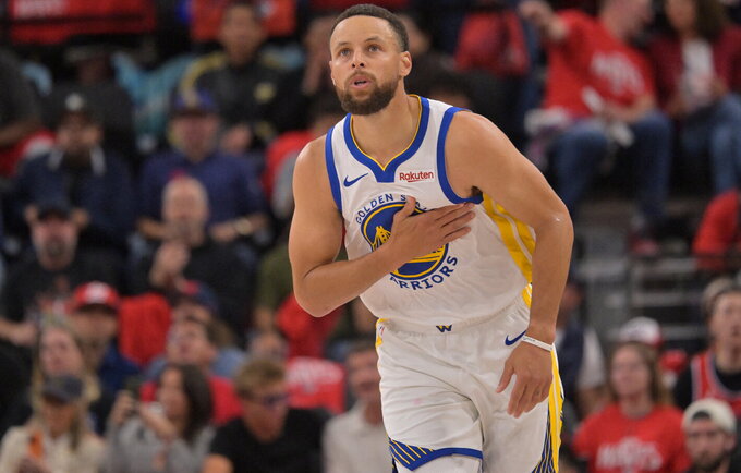 S.Curry lemiamame mače pažėrė tritaškių (Scanpix nuotr.)