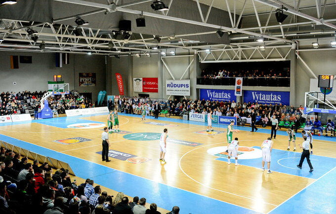 Prienų arena per krepšinio rungtynes talpina 1500 žiūrovų (Dmitrijus Radlinskas, Fotodiena.lt)