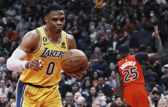 R.Westbrookas nesėkmingai gelbėjo „Lakers“ (Scanpix nuotr.)