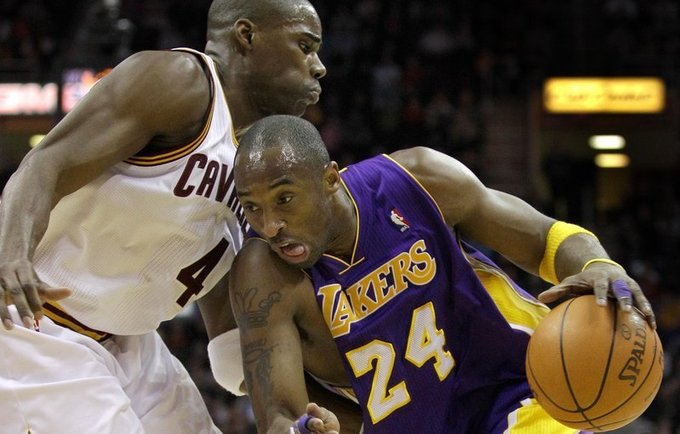 Antawnas Jamisonas dengia Kobe Bryantą per rungtynes 2011 m. (Scanpix)