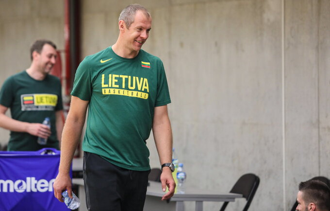 R.Šiškauskas juokauja: tegul „Rytas“ ir toliau žaidžia su legendinėmis aprangomis, nes viską laimės
