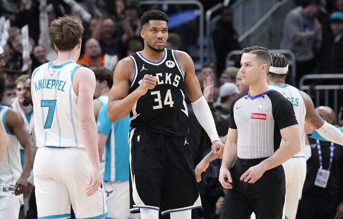 G.Antetokounmpo kol kas nepaliks Milvokio (Scanpix nuotr.)