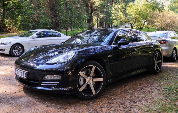 Šiuo M.Gecevičiaus „Porsche“ automobiliu į treniruotes rieda L.Jurčiūtė (Fotodiena.lt)