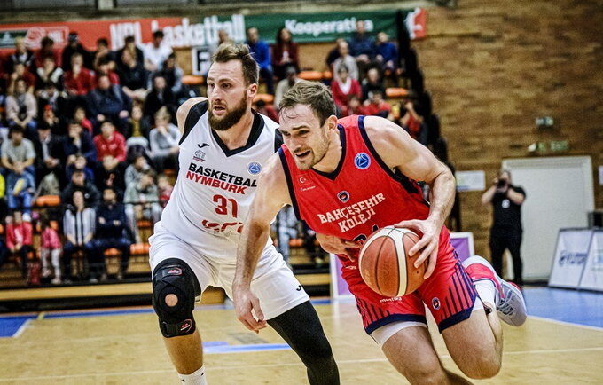 T.Cavanaugh lankysis Jonavoje (FIBA nuotr.)