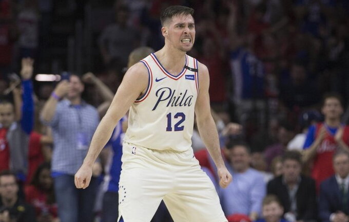 T.J.McConnellis atėjo į susitikimą su vestuviniu kostiumu (Scanpix nuotr.)