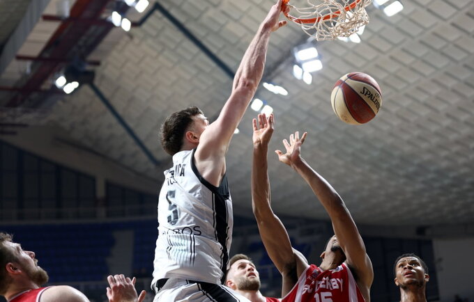 B.Koprivica bandė nuraškyti lanką