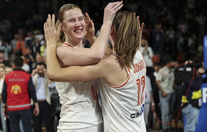 Lietuvės pelnytai švenčia (FIBA nuotr.)