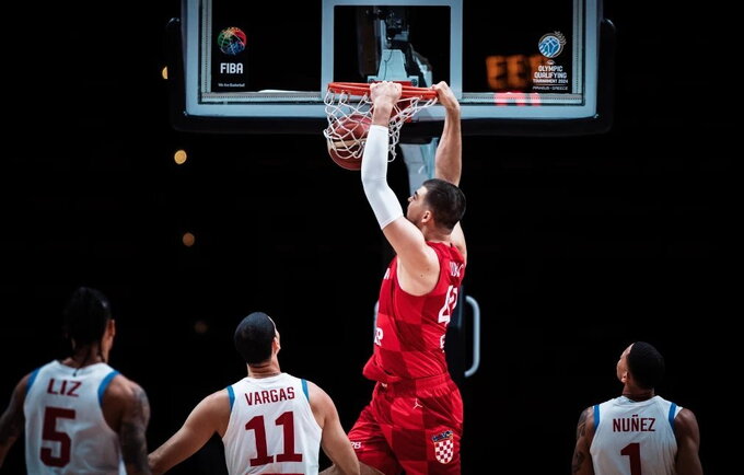 I.Zubacas kontroliavo baudos aikštelę (FIBA nuotr.)