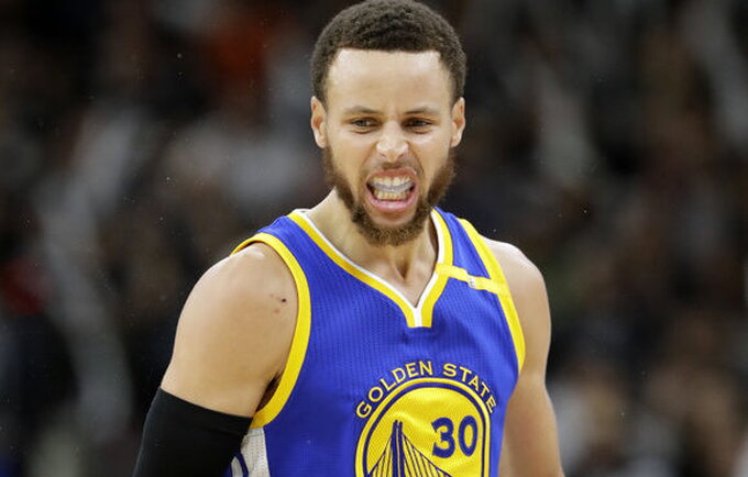 S.Curry atkrintamosiose yra pataikęs 295 tritaškius (Scanpix nuotr.)