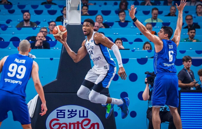 G.Antetokounmpo veda graikus į priekį (FIBA nuotr.)