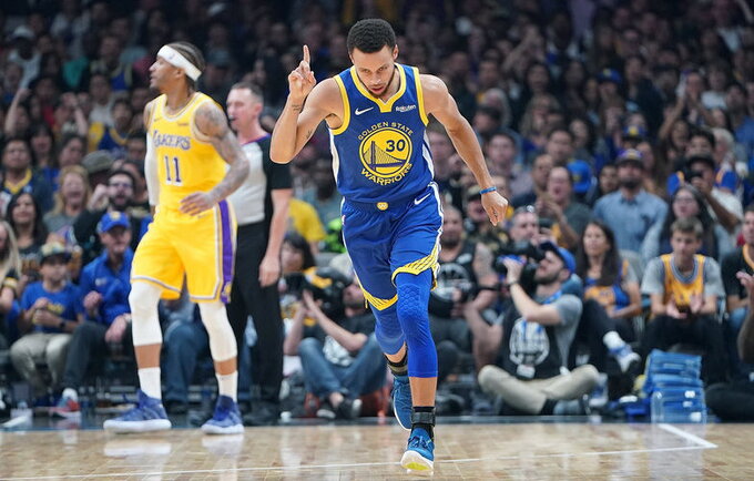 S.Curry keistai jaučiasi per čempionų žiedų įteikimą (Scanpix nuotr.)