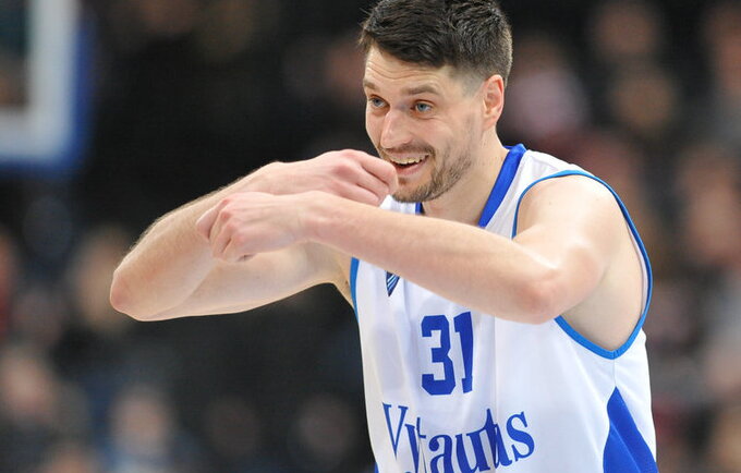 J.Sinica stebisi lėtai judančia rinka (Josvydas Elinskas, Fotodiena.lt)