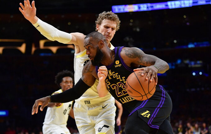 L.Jamesas išvedė „Lakers“ į naujo turnyro atkrintamąsias (Scanpix nuotr.)