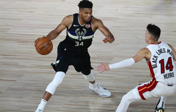 G.Antetokounmpo neskuba ištikimybės patvirtinti parašu (Scanpix nuotr.)