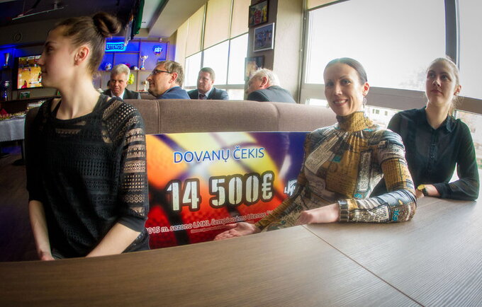 „Utenos“ klubui atiteko 14,5 tūkst. eurų čekis (Foto: Augustas Didžgalvis)