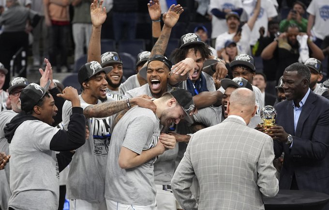 „Mavericks“ žengė į finalą (Scanpix nuotr.)