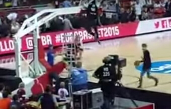 R.Dačkus vos išvengė skaudaus kritimo ant parketo (Fotodiena.lt)
