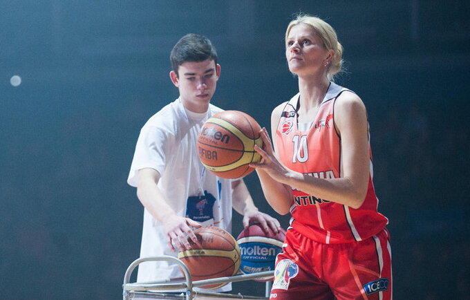 E.Briedytė kabina sportbačius ant vinies (Fotodiena.lt)