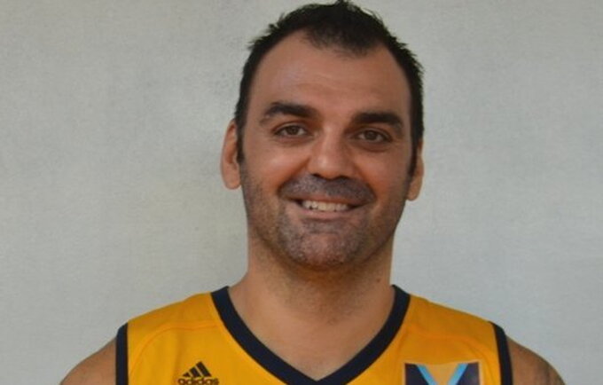 R.Varda pakabino sportbačius ant vinies
