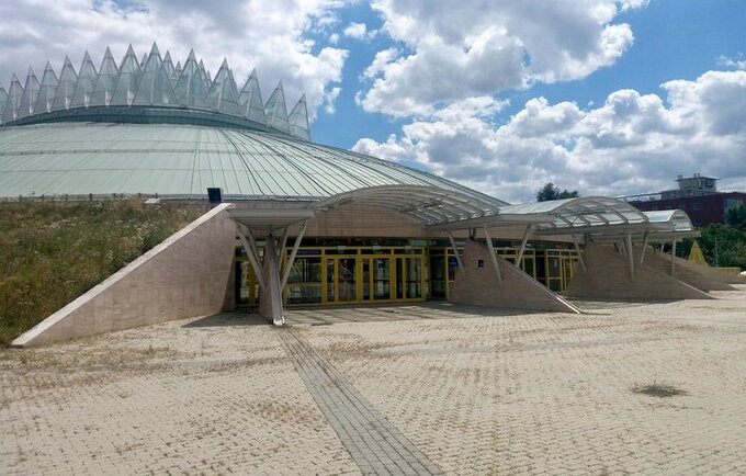„Tuskecsarnok“ arenos aplinka atrodo seniai nemačiusi tvarkos (Krepsinis.net nuotr.)