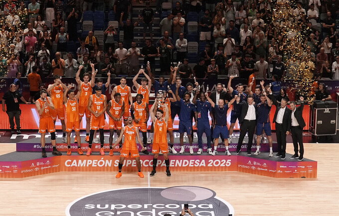 „Valencia“ kėlė taurę
