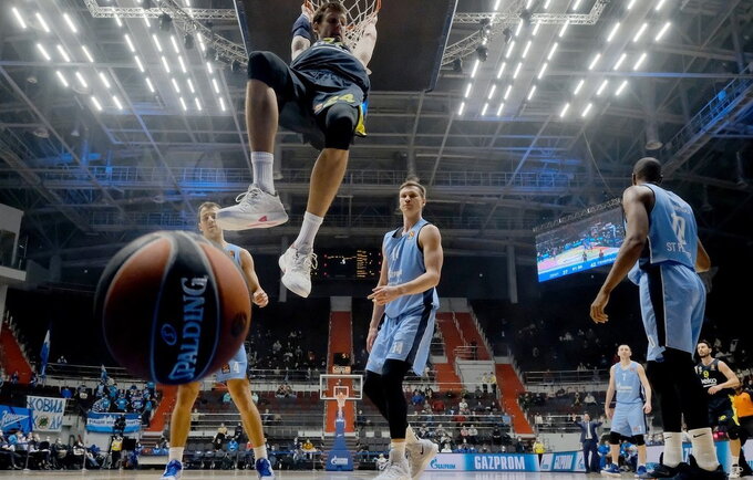 J.Vesely grūdo kamuolį į krepšį (Euroleague.net)