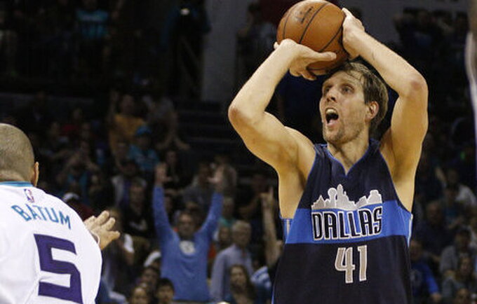 D.Nowitzki surinko dvigubą dublį (Scanpix nuotr.)