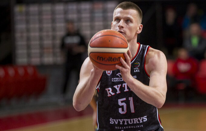 A.Butkevičius bendravo su sirgaliais (BNS nuotr.)