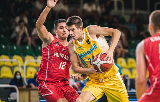 P.Karasovas atstovavo Ukrainos jaunimo rinktinei (FIBA nuotr.)
