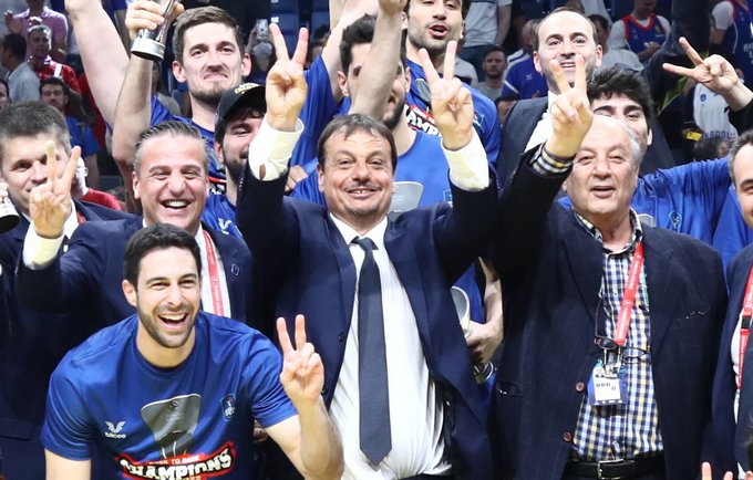 E.Atamanas dukart iš eilės laimėjo Eurolygą (Scanpix nuotr.)