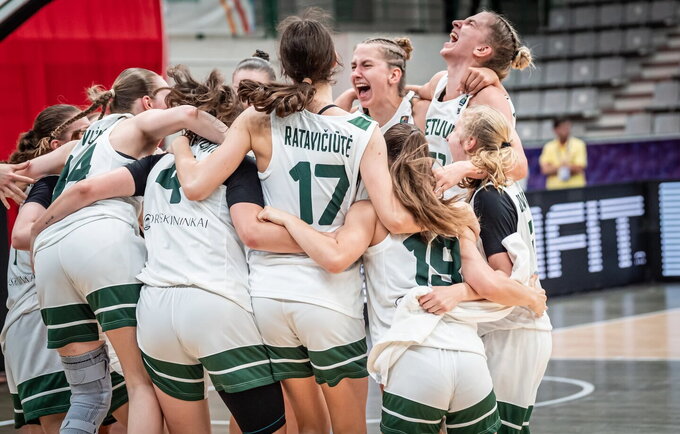 Tiek vaikinų, tiek merginų rinktinės šią vasarą skynė medalius (FIBA nuotr.)