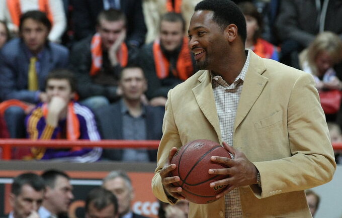 R.Horry gyrė LeBroną (Scanpix nuotr.)