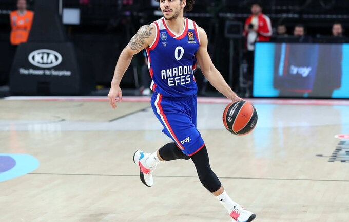 Sh.Larkinas per trumpą laiką surengė MVP lygio pasirodymą, o „Anadolu Efes“ sutriuškino Vitorijos ekipą