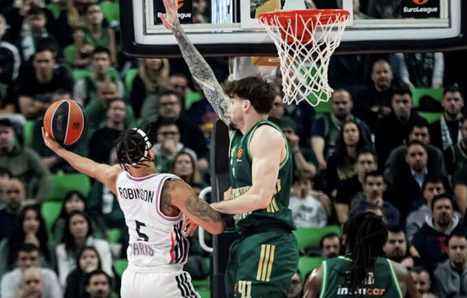 J.Robinsonas pataikė kertinį metimą (Euroleague.net)