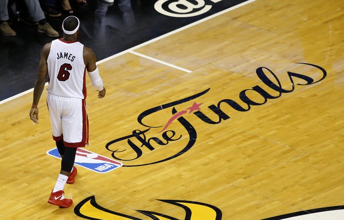 Šį sezoną L.Jamesas finaluose kovos ne su „Heat“ apranga, o su „Cavaliers“ (Scanpix nuotr.)