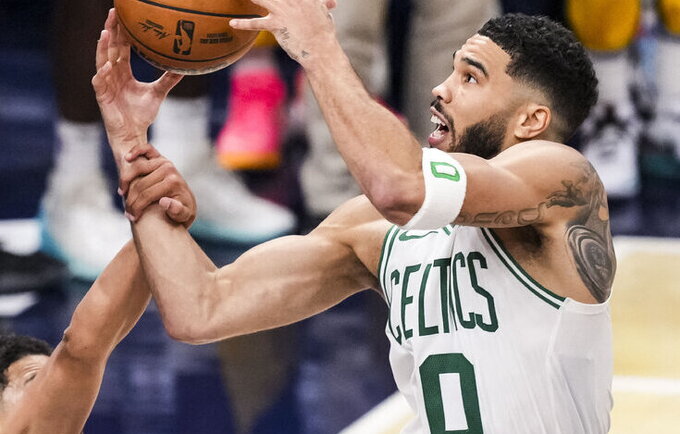 J.Tatumas vienas išmetė net 18 tritaškių (Scanpix nuotr.)